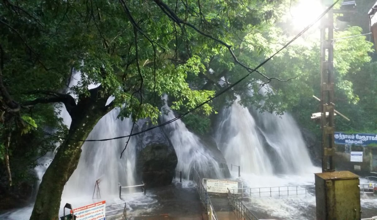 குற்றாலத்தில் வெள்ளப்பெருக்கு சுற்றுலா பயணிகளுக்கு குளிக்க தடை