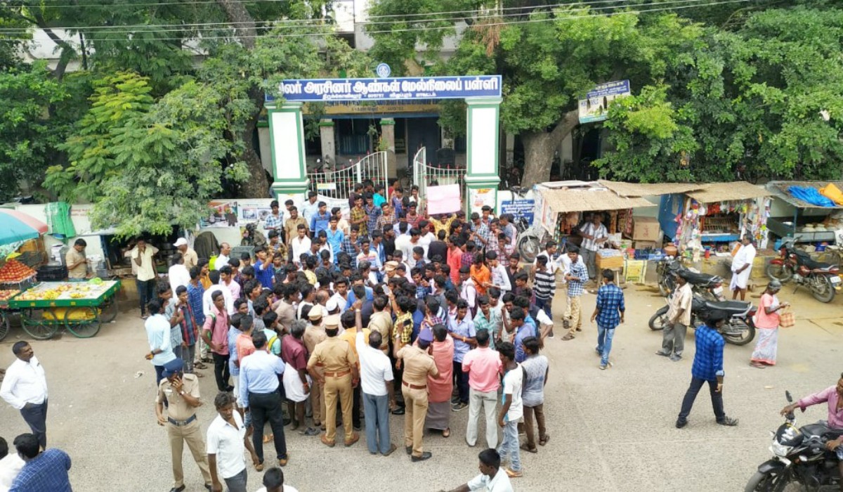 பள்ளி மாணவர்கள் ஆர்ப்பாட்டம்
