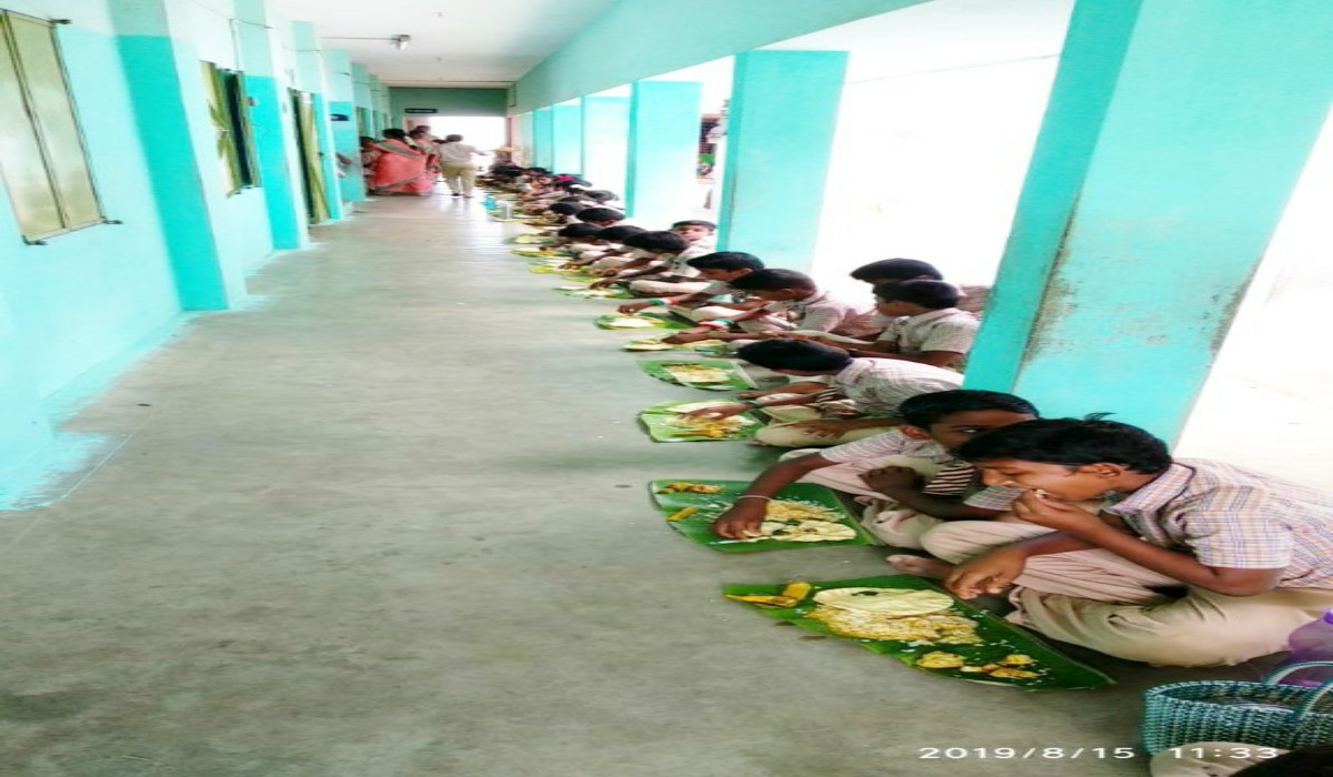 சுதந்திர தின விழாவில் 250 மாணவ மாணவர்களுக்கு அறுசுவை உணவு