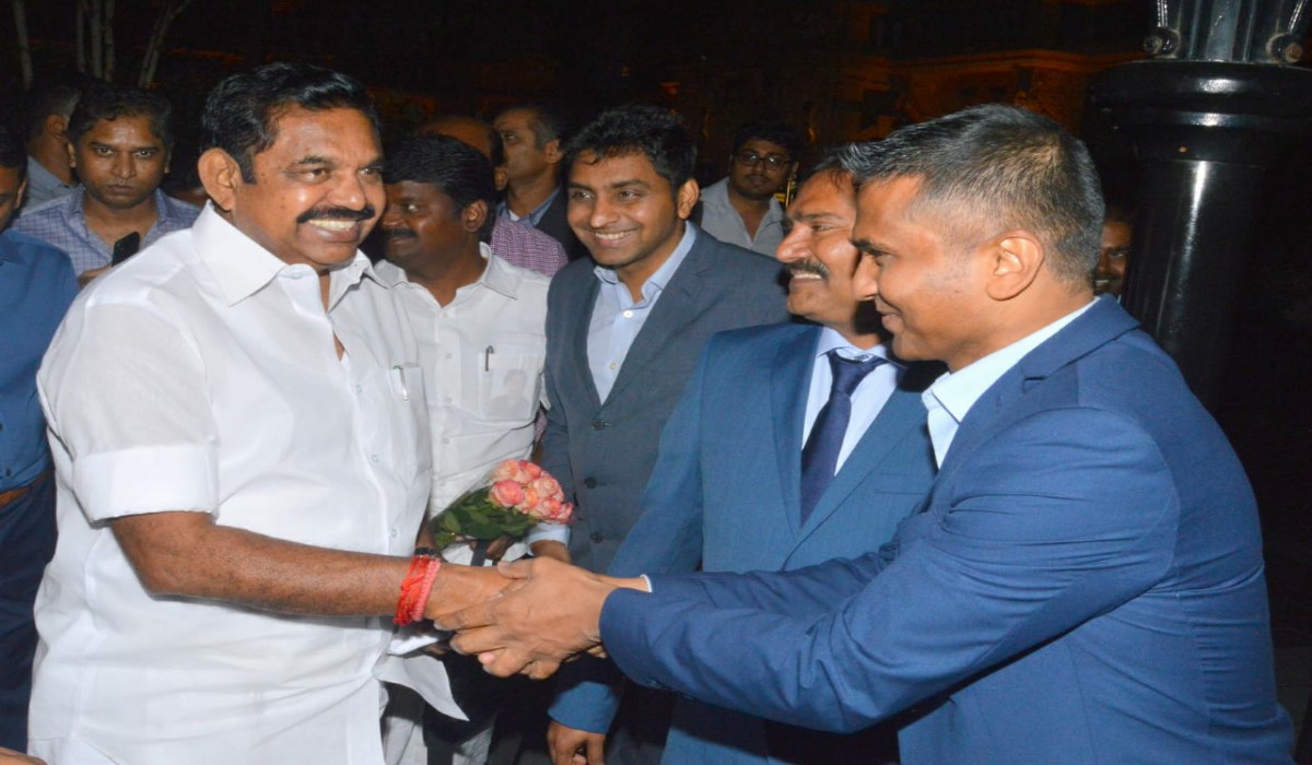 லண்டனில் தமிழக முதலமைச்சர் எடப்பாடி கே .பழனிச்சாமி அவர்களை அதிகாரிகள் தமிழ் தொழிலதிபர்கள் வரவேற்றனர்