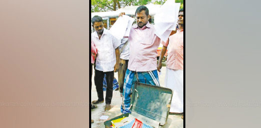 சூட்கேஸ் நிறைய மனுக்களோடு வந்து பரபரப்பை ஏற்படுத்திய விவசாயி