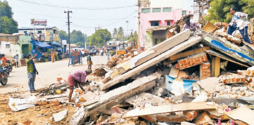 மேம்பால அணுகுசாலை அமைக்க இடையூறு திருவானைக்காவலில் ஆக்ரமிப்புகள் அகற்றம்: போலீஸ் பாதுகாப்புடன் அதிரடி