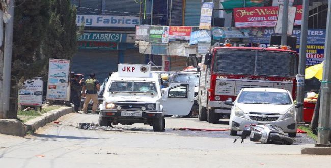  ஜம்முவில் பயங்கரவாதிகள் தாக்குதல் போலீசார் உள்பட 4 பேர் பலி 