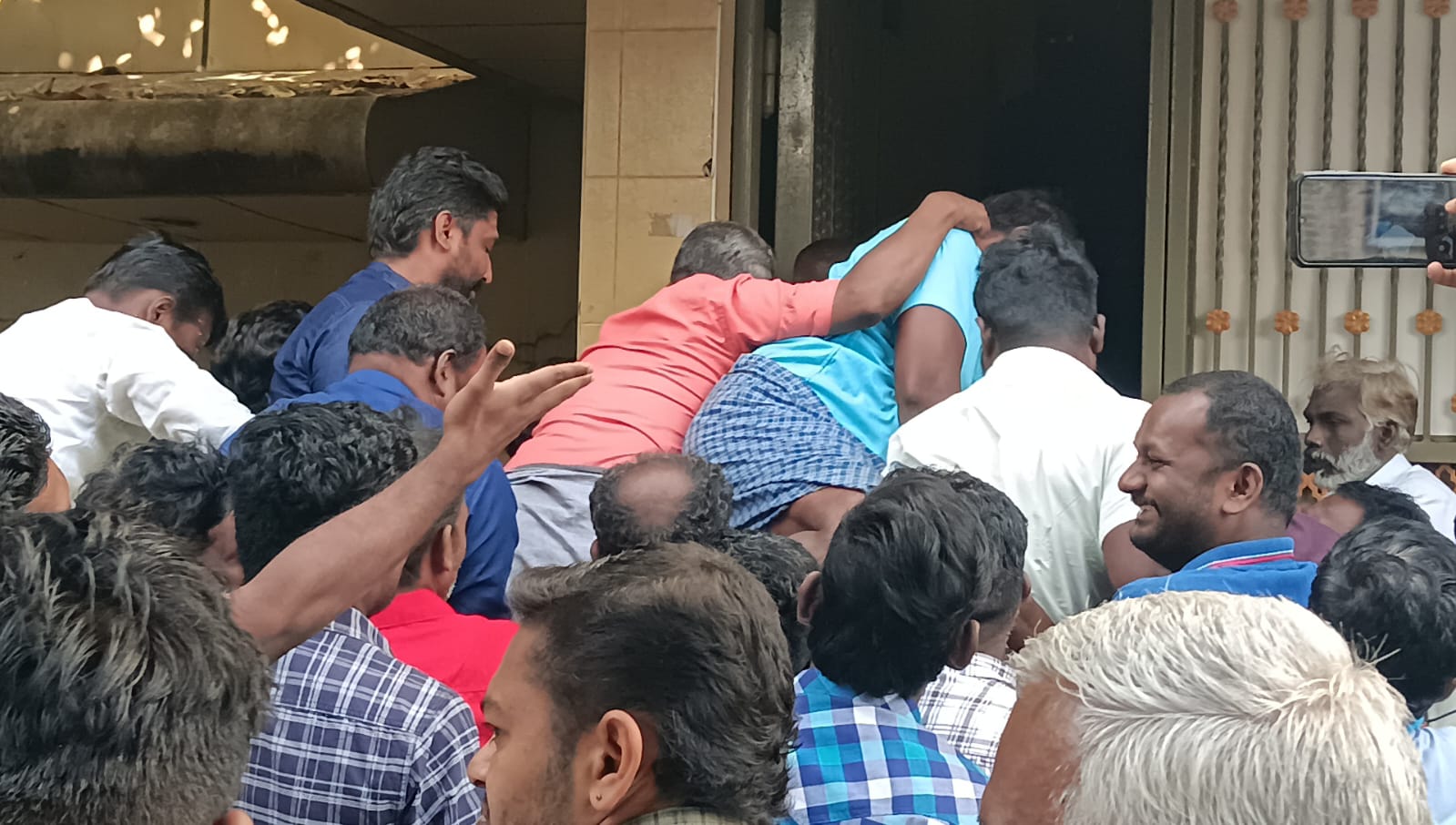 சூப்பர் ஸ்டார் ரஜினிகாந்த் நடித்த கூலி திரைப்படம் வெளியானது.