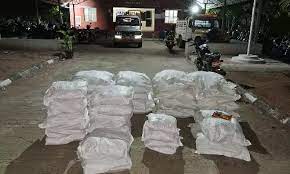 5 லட்சம் ரூபாய் மதிப்புள்ள  50 மூட்டை குட்கா போதை பொருட்கள் பறிமுதல்-3 பேர் கைது.