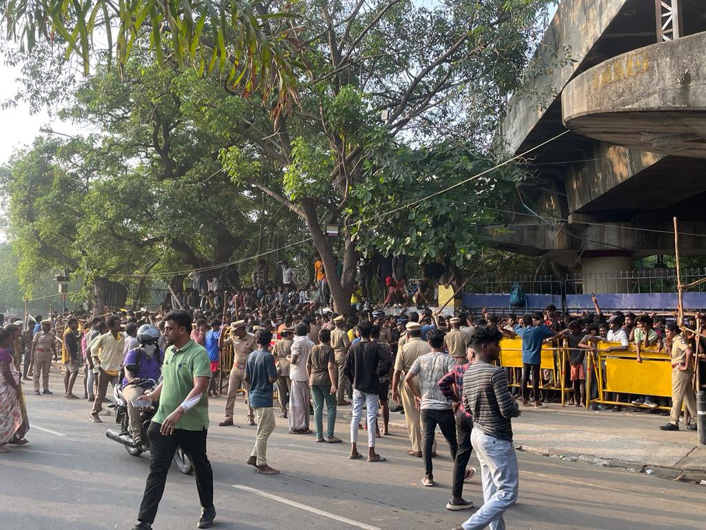 சென்னை சூப்பர் கிங்ஸ் அணியும் பஞ்சாப் அணியும் மோதும் ஐபிஎல் கிரிக்கெட் சென்னை கிரிக்கெட் மைதானத்தில் டிக்கெட் விற்பனை இன்று..
