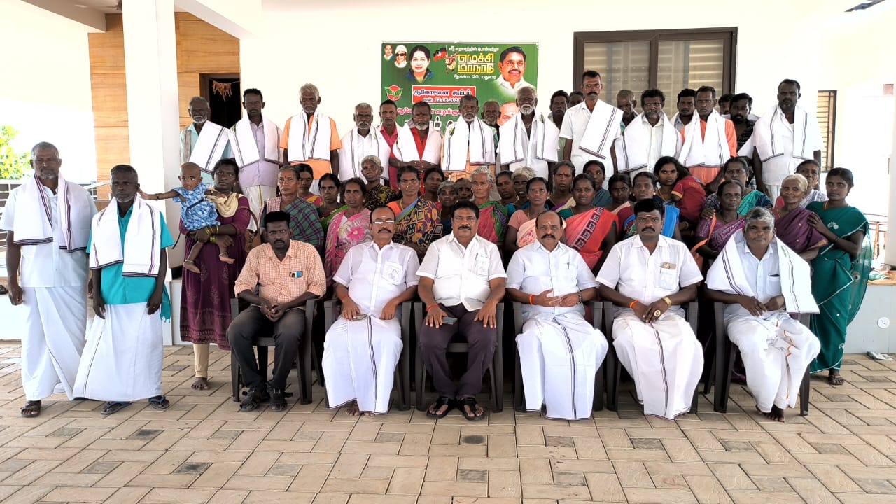 திமுக கட்சியிலிருந்து விலகி கடம்பூர் ராஜூ முன்னிலையில் அதிமுகவில் இணைந்தனர்.