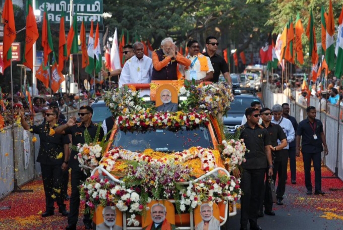 பிரதமர் நரேந்திரமோடி புதுச்சேரி ரோடு ஷோவில் பங்கேற்பு