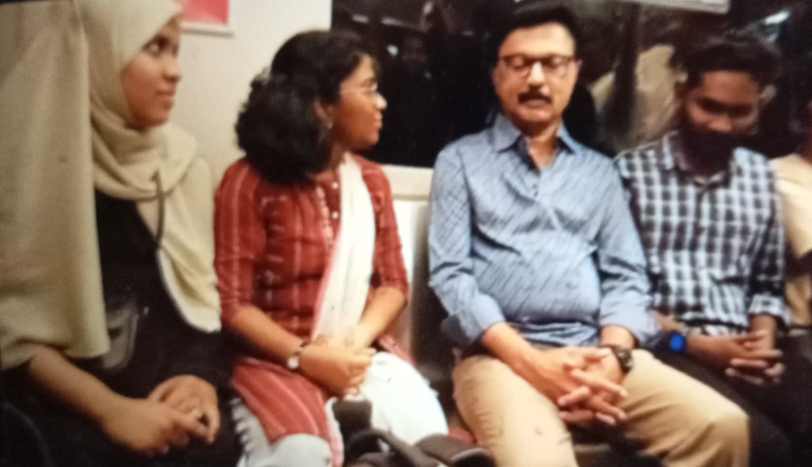  முதலமைச்சர் மு .க. ஸ்டாலின்சென்ட்ரல் மெட்ரோ ரயில் இருந்து தேனாம்பேட்டை வரை பயணம்-சக பயணிகளுடன் அமர்ந்து கலந்துரையாடினாா்.