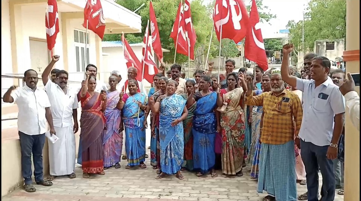 வட்டார போக்குவரத்து அலுவலகத்தை முற்றுகையிட்டு இந்திய கம்யூனிஸ்ட் கட்சியினர் ஆர்ப்பாட்டம்.