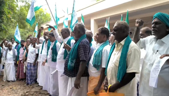பயிர்களுக்கு கூடுதல் இழப்பீட்டு தொகை வழங்கக்கோரி - தமிழ் விவசாயிகள் சங்கம் கண்டன ஆர்ப்பாட்டம்