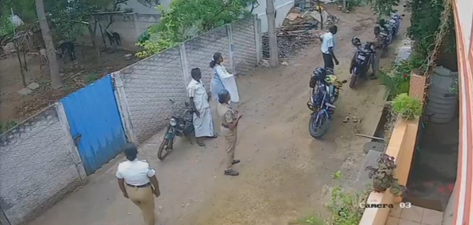 காவல்துறையின் நடத்தை விதிமுறைகளை மீறி செயல்பட்டதாக போக்குவரத்து உதவி ஆய்வாளர் மற்றும் பெண் காவலர் ஒருவர் சஸ்பெண்ட் 