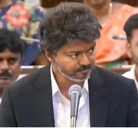 முதலமைச்சர் விஜய் திமுக மற்றும் அதன் தலைவர்கள் மீது கடுமையான மூலக் குற்றச்சாட்டுகளை முன் வைத்தார். 