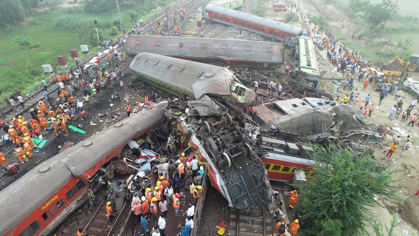 ஹவுரா எக்ஸ்பிரஸ், சென்னை கோரமண்டல் எக்ஸ்பிரஸ், சரக்கு ரெயில் அடுத்தடுத்து மோதி கோர விபத்து; 233 பேர் பலி
