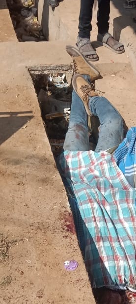 மாவட்ட ஆட்சியர் அலுவலகம் அருகே வழக்கறிஞர் வெட்டிக் கொலை