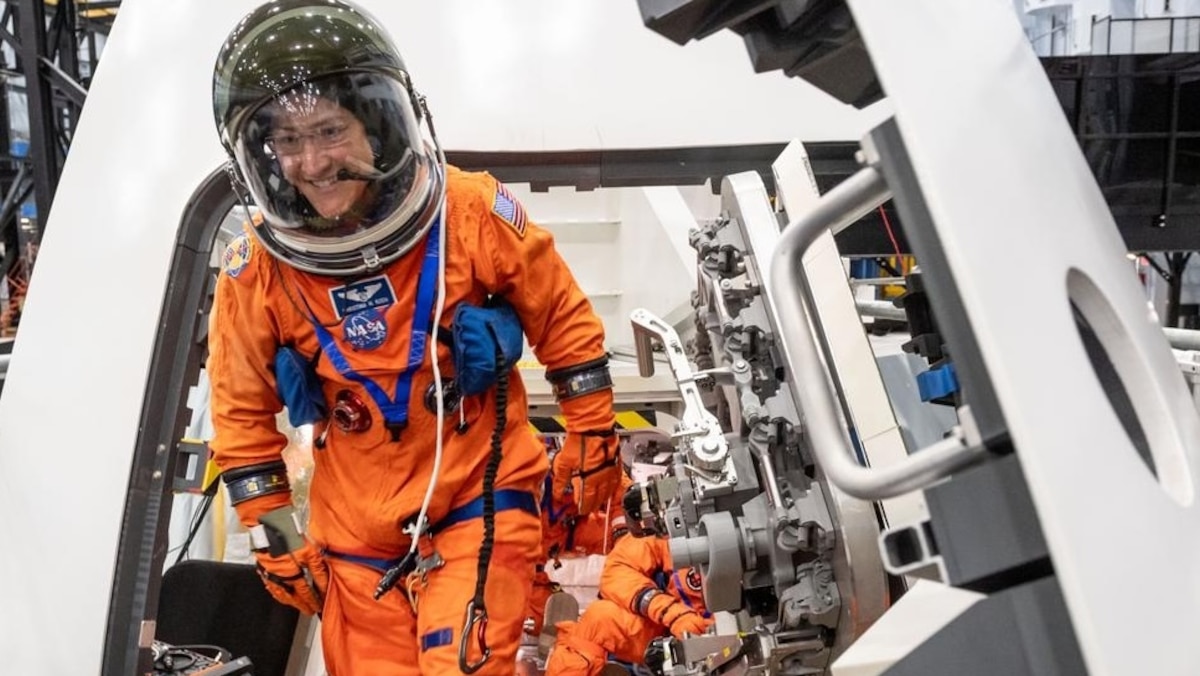 ஆர்டெமீஸ் Ii வெண்கலத்தில் பயணித்த நான்கு விண்வெளி வீரர்கள் மனித வரலாற்றிலேயே பூமியிலிருந்து மிக அதிக தொலைவு சென்ற புதிய சாதனை