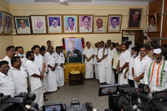 ஹெலிகாப்டர் விபத்தில் பலியான ராணுவத்தினருக்கு சென்னை காங்கிரஸ் தலைமையகத்தில் அஞ்சலி