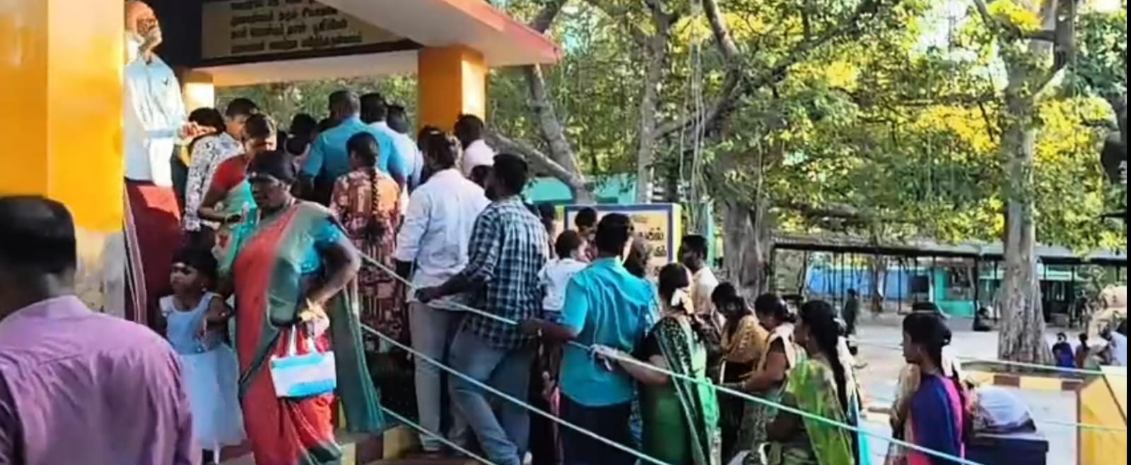 தோரணமலை முருகன் கோவிலில் சித்ரா பௌர்ணமி முன்னிட்டு பக்தர்கள் கிரிவலம்.