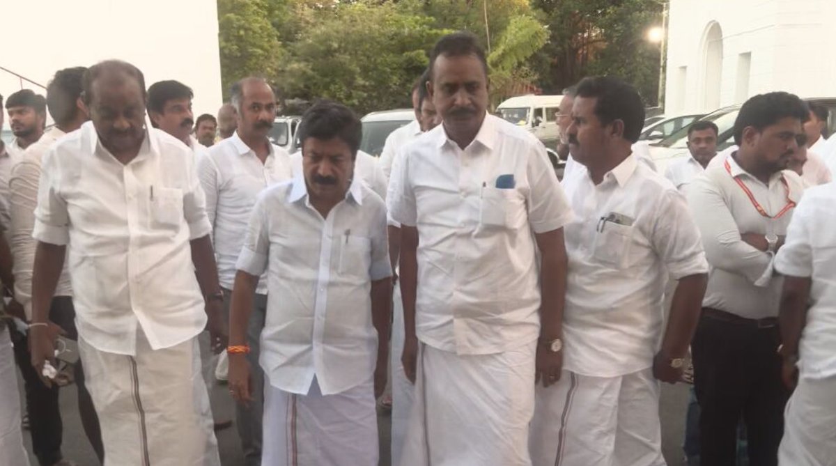 பொதுக்குழுவை கூட்டஎஸ்.பி. வேலுமணி- சி.வி .சண்முகம் அணி தீவிரம்.