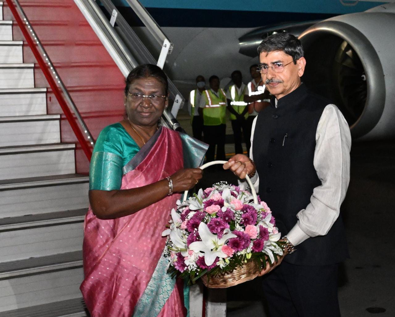 குடியரசுத்தலைவரை வரவேற்ற ஆளுநர்,முதல்வர். .