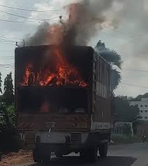 வீடு மாற்றுவதற்காக கண்டெய்னர் லாரியில் பொருட்களை ஏற்றி சென்ற போது நடந்த பரிதாபம்.