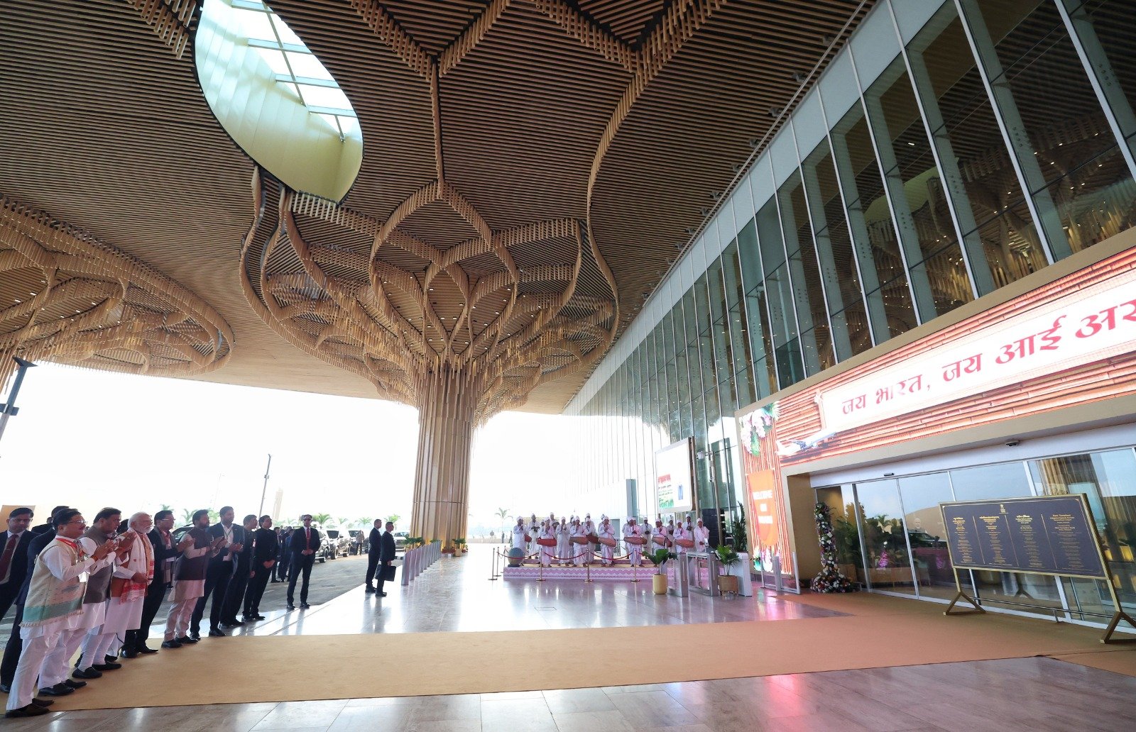 பிரதமர் நரேந்திர மோடி  அசாம் மாநில சர்வதேச விமான நிலைய புதிய ஒருங்கிணைந்த முனையத்தைத் திறந்து வைத்தார்.