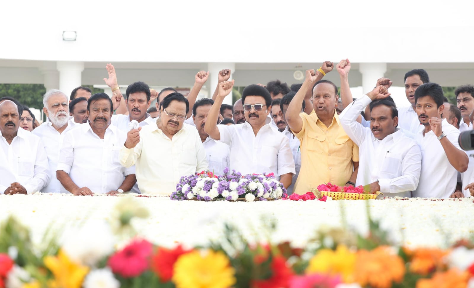 குடும்பத்தினருடன் கேக் வெட்டி பிறந்த நாள் கொண்டாடிய முதல்வர்.