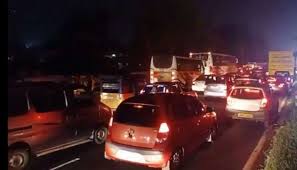 தீபாவளி பண்டிகை சென்ற மக்கள் சென்னை திரும்பியதால் கடும் போக்குவரத்து நெரிசல்.
