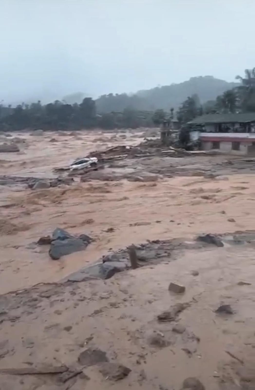 கேரளா மாநிலம் வயநாடு சூரல்மலைப் பகுதியில் இன்று அதிகாலை அடுத்தடுத்து பயங்கர நிலச்சரிவுகள் ஏற்பட்டன.